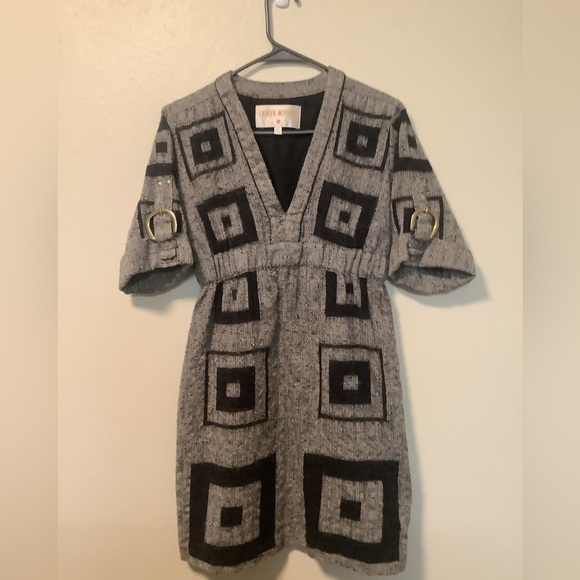 lauren moffatt Tops - Lauren Moffatt women’s v- neck size 4 empire waist square patterned print top‎